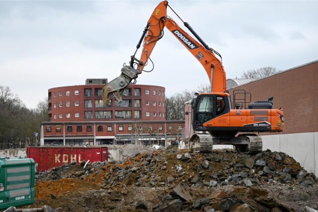 Abrissarbeiten Wulfener Markt mit Bagger