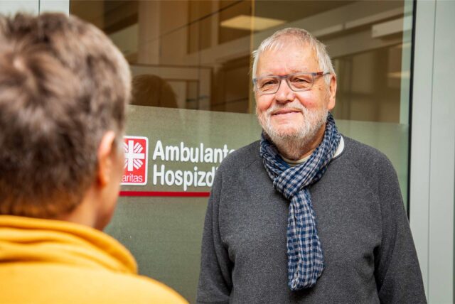 Heinrich Tietz steht vor der Zentrale des ambulanten Hospizdienstes in Herten.