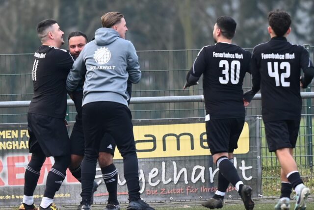Jubel mit den neuen Kameraden im Spiel gegen die alten: Tyron Vogelsang (graue Trainingsjacke) war bei Fenerbahces Sieg bei der SG Titania/RW Erkenschwick nur Zuschauer.