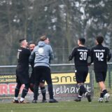 Jubel mit den neuen Kameraden im Spiel gegen die alten: Tyron Vogelsang (graue Trainingsjacke) war bei Fenerbahces Sieg bei der SG Titania/RW Erkenschwick nur Zuschauer.