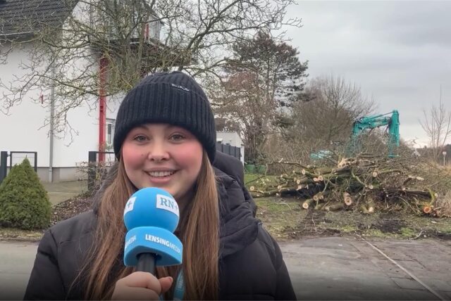 Redakteurin Tabea Bremer steht vor der Kamera und hat ein Ruhr-Nachrichten-Mikrofon in der Hand