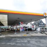 Die Shell-Tankstelle an der Hertener Straße in Recklinghausen wird renoviert – und ist mit einem Bauzaun abgesperrt.