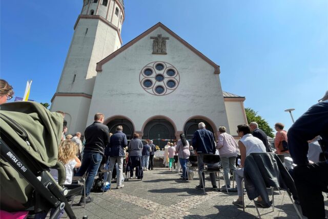 Menschen beim Gottesdienst vor der Kirche St. Josef in Castrop-Rauxel-Habinghorst.