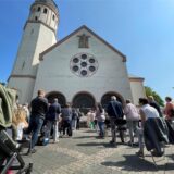 Menschen beim Gottesdienst vor der Kirche St. Josef in Castrop-Rauxel-Habinghorst.
