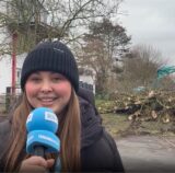Redakteurin Tabea Bremer steht vor der Kamera und hat ein Ruhr-Nachrichten-Mikrofon in der Hand