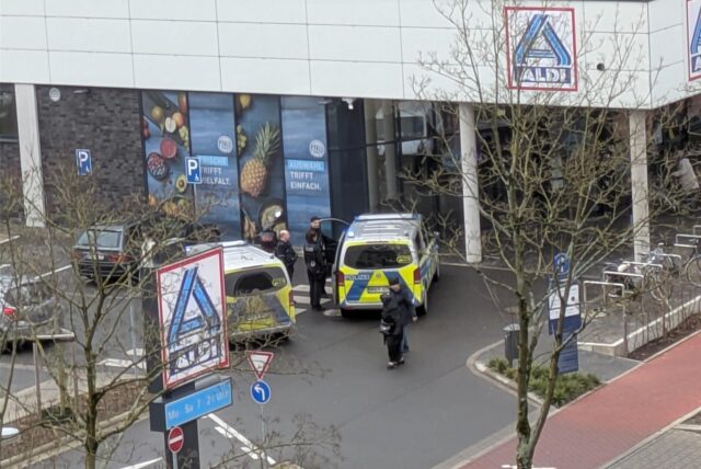 Zwei Polizeiwagen standen am Dienstagnachmittag (11.2.) auf dem Parkplatz der Aldi-Filiale am Voßkamp in Dorsten.