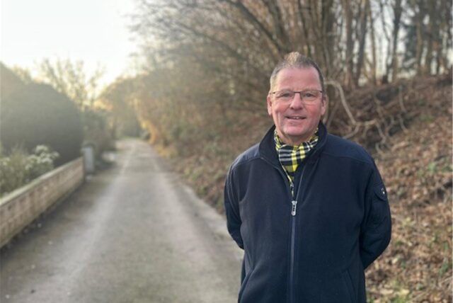 Ulrich Böhne steht vor dem zukünftigen Radweg in Merklinde