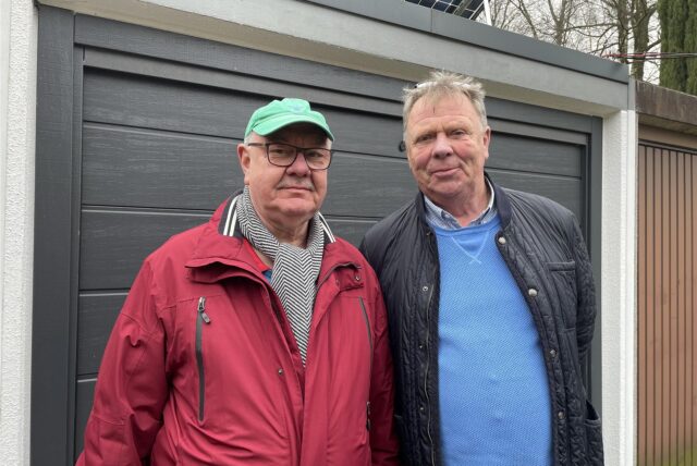 Heinz Kohlmann und Rolf-Peter Nicolai stehen vor einer Garage in Lütgendortmund.