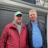 Heinz Kohlmann und Rolf-Peter Nicolai stehen vor einer Garage in Lütgendortmund.