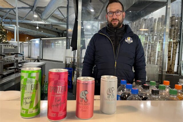 Gastronom Steffen Eich steht hinter der Theke der Pistenalm in der Eishalle Wischlingen in Dortmund.