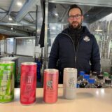 Gastronom Steffen Eich steht hinter der Theke der Pistenalm in der Eishalle Wischlingen in Dortmund.