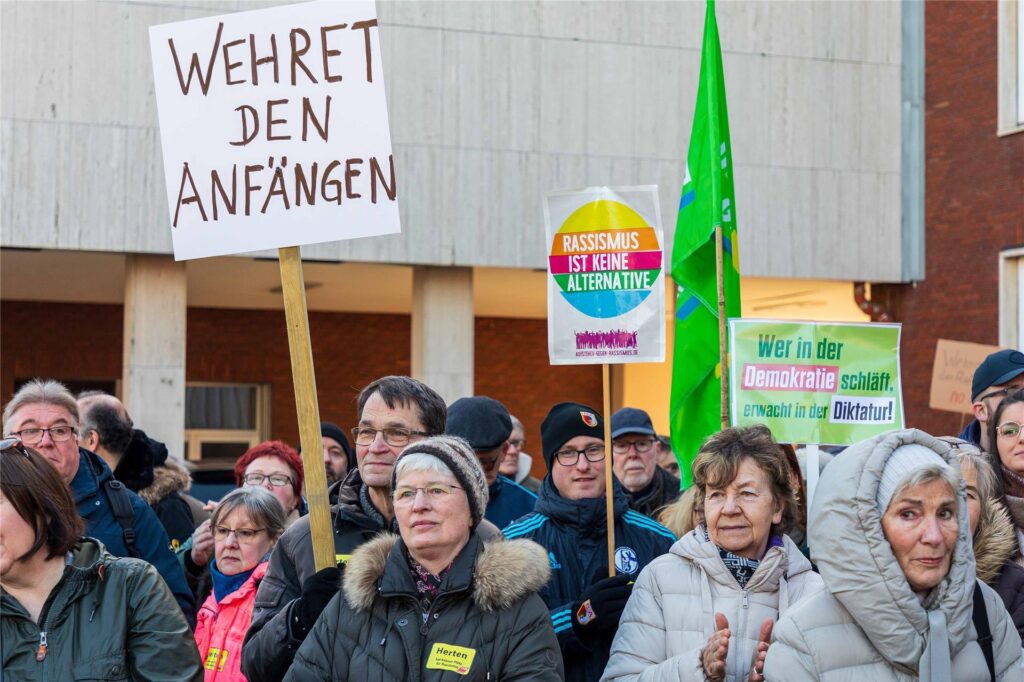 Rückblick auf den Januar 2024: Auf dem Otto-Wels-Platz in Herten-Mitte demonstrieren Männer und Frauen gegen Rechtsextremismus und halten dabei Plakate mit verschiedenen Forderungen in die Höhe. Rückblick auf den Januar 2024: Auf dem Otto-Wels-Platz in Herten-Mitte demonstrieren Männer und Frauen gegen Rechtsextremismus und halten dabei Plakate mit verschiedenen Forderungen in die Höhe.