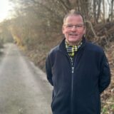 Ulrich Böhne steht vor dem zukünftigen Radweg in Merklinde