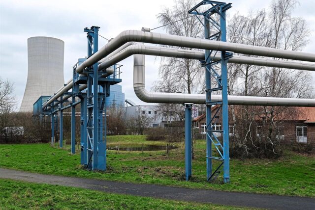 Fernwärmeleitungen vor dem Dattelner Kraftwerk.