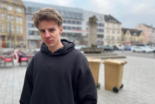 Levi Penell zog goldene Mülltonnen über den Marktplatz von Castrop-Rauxel.