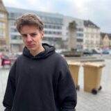 Levi Penell zog goldene Mülltonnen über den Marktplatz von Castrop-Rauxel.