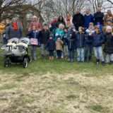 Eltern mit ihren Kindern auf dem Spielplatz an der Königsberger Straße