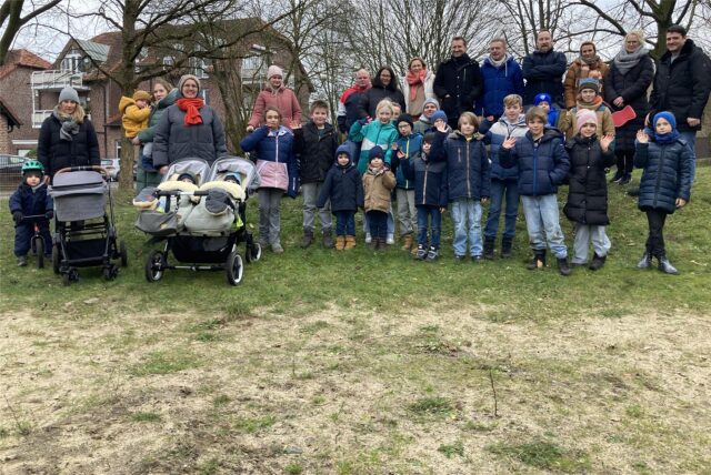 Eltern mit ihren Kindern auf dem Spielplatz an der Königsberger Straße