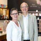 Die Geschäftsführer der Schokoladenmanufaktur Pott au Chocolat Marie-Luise Langehenke und ihr Mann Michael Glatzel stehen in ihrem Geschäft an der Dortmunder Kaiserstraße