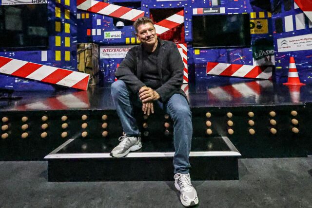 Kabarettist Bruno Knust sitzt auf der Bühne des Theaters Olpketal in Dortmund.