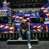 Kabarettist Bruno Knust sitzt auf der Bühne des Theaters Olpketal in Dortmund.