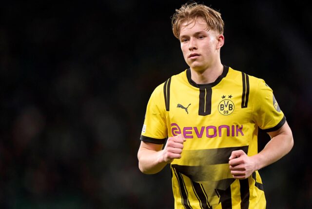 Daniel Svensson schaut zur Seite.