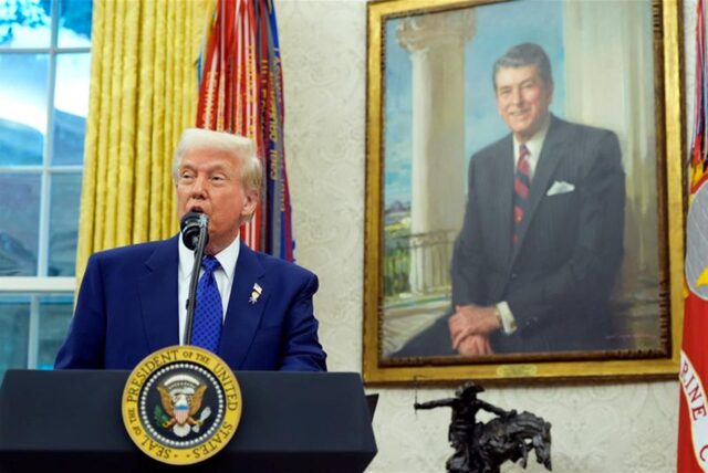 US-Präsident Donald Trump spricht vor der Vereidigung von Gabbard als Direktorin des Nationalen Geheimdienstes im Oval Office des Weißen Hauses.