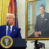 US-Präsident Donald Trump spricht vor der Vereidigung von Gabbard als Direktorin des Nationalen Geheimdienstes im Oval Office des Weißen Hauses.