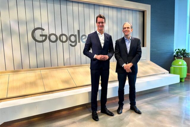 Hendrik Wüst (CDU, l), Ministerpräsident von Nordrhein-Westfalen, steht bei seinem Besuch bei Google neben Kent Walker, Präsident von Global Affairs und CLO von Alphabet.