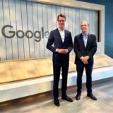 Hendrik Wüst (CDU, l), Ministerpräsident von Nordrhein-Westfalen, steht bei seinem Besuch bei Google neben Kent Walker, Präsident von Global Affairs und CLO von Alphabet.