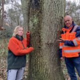 Forstwirtschaftsmeisterin Maike Willuweit und Michael Lauche, Chef des Zentralen Betriebshofs der Stadt Marl, stehen an einem alten Baum im Arenbergischen Forst.