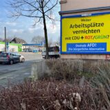 Gleich zwei falsche AfD-Plakate hängen an einem Haus an der Wittener Straße in Castrop-Rauxel.