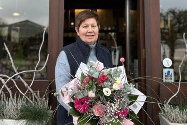 Ingrid Franzen vom gleichnamigen Floristik-Fachbetrieb in der Hertener Ried steht mit einem Blumenstrauß in der Hand vor dem Ladenlokal.