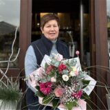 Ingrid Franzen vom gleichnamigen Floristik-Fachbetrieb in der Hertener Ried steht mit einem Blumenstrauß in der Hand vor dem Ladenlokal.