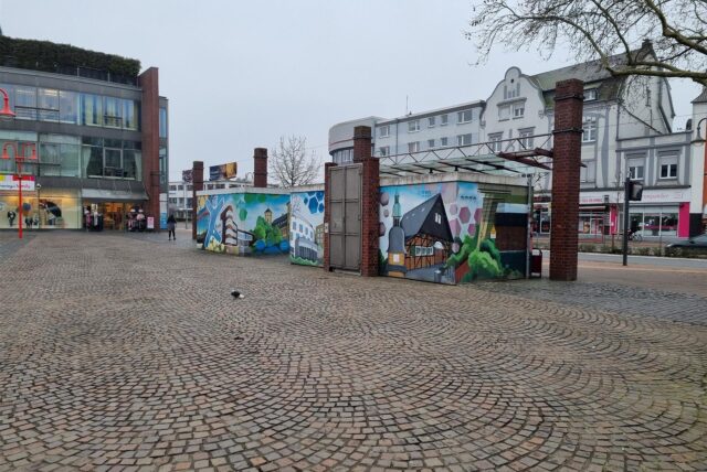 Zwei mit Graffiti bemalte Häuschen stehen auf dem Neumarkt.
