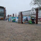 Zwei mit Graffiti bemalte Häuschen stehen auf dem Neumarkt.