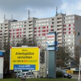 Ein gelbes Plakat mit der Aufschrift „Weiter Arbeitsplätze vernichten mit CDU + ROT/GRÜN?“ steht an der Herzlia-Allee in Marl.
