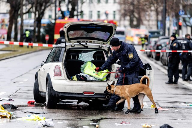 Rettungskräfte stehen in der Nähe des Einsatzortes. In der Münchner Innenstadt ist ein Fahrzeug in eine Menschengruppe gefahren. Wie die Polizei auf der Plattform X mitteilte, wurden mehrere Menschen verletzt. „Wir sind aktuell mit starken Kräften vor Ort“, sagte ein Polizeisprecher.