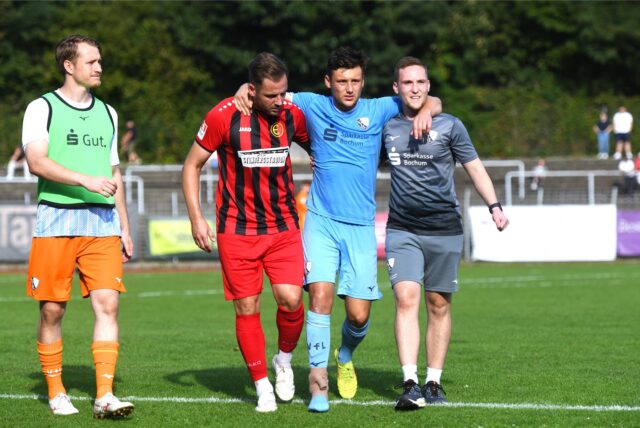 Fußball, Oberliga Westfalen 22. September 2024, Stimberg-Stadion. Spvgg. Erkenschwick – VfL Bochum U23 1:1. Nico Pulver wird vom Platz begleitet.