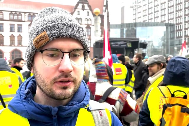 Ein Demo-Teilnehmer auf dem Dortmunder Friedensplatz äußert sich zu der Fahrt in eine Menschenmenge in München.