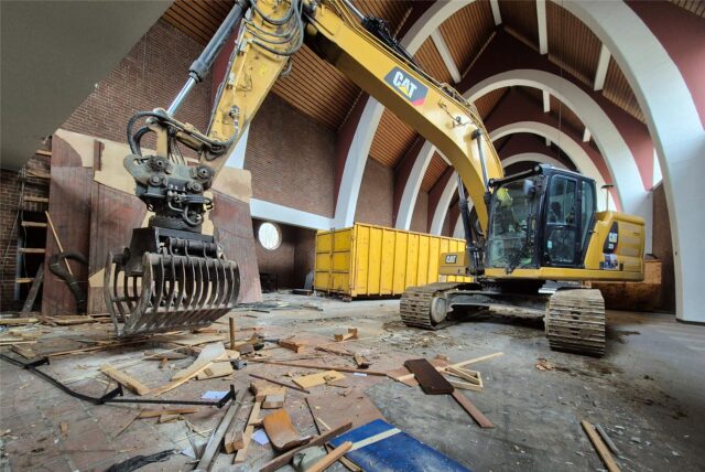 Ein Bagger steht im Kirchenschiff.
