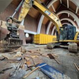 Ein Bagger steht im Kirchenschiff.