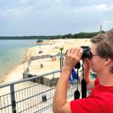 Badeaufsicht am Silbersee: Die DLRG-Rettungsschwimmer überwachen das Geschehen vom Aussichtsturm aus.