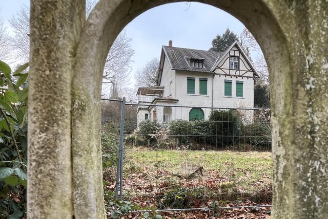 Eine offene Mauer erlaubt den Blick auf eine unbewohnte Stadtvilla an der Bornekampstraße in Unna.