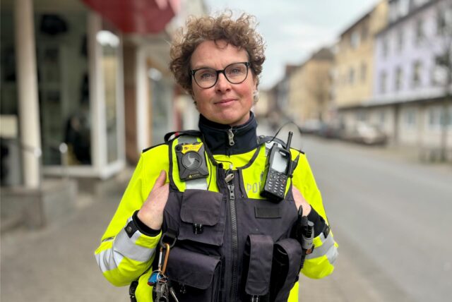 Tanja Switala steht in Polizeiuniform an der Lange Straße und schaut in die Kamera.