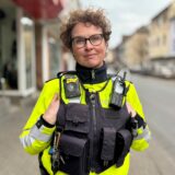 Tanja Switala steht in Polizeiuniform an der Lange Straße und schaut in die Kamera.