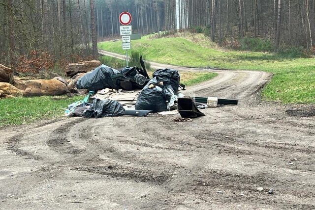 Müllberg vor der Einfahrt zu einem Windrad