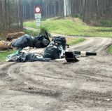 Müllberg vor der Einfahrt zu einem Windrad