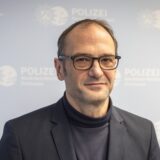 Links Kriminaldirektor Denis Andric von der Dortmunder Polizei, rechts Einschusslöcher in einer Hauswand.