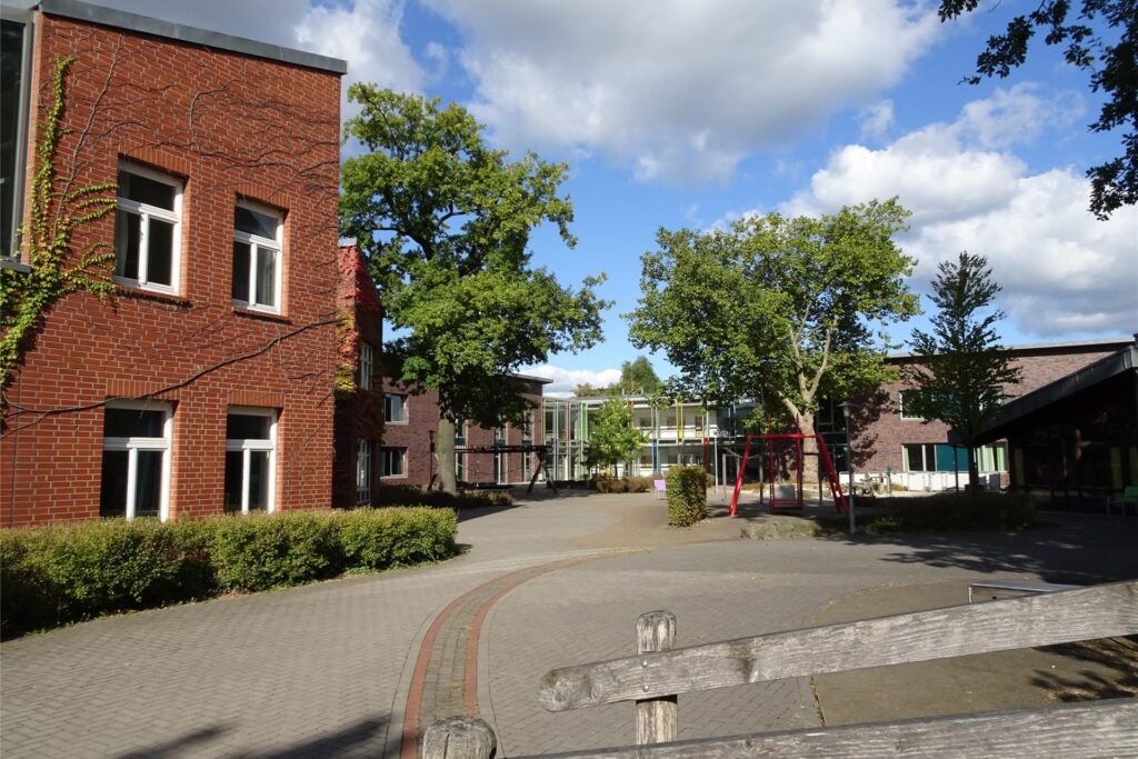 Blick auf den Schulhof mit Bäumen der kleinen Christy-Brown-Förderschule des LWL in Herten-Langenbochum. Blick auf den Schulhof mit Bäumen der kleinen Christy-Brown-Förderschule des LWL in Herten-Langenbochum.